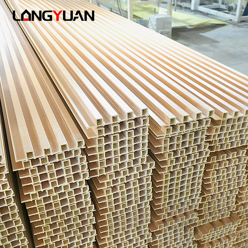 Dekoracyjne naturalne drewno i kompozytowe tworzywo sztuczne Wpc Pvc Okładziny wewnętrzne Karbowane panele ścienne Płyty do wnętrz