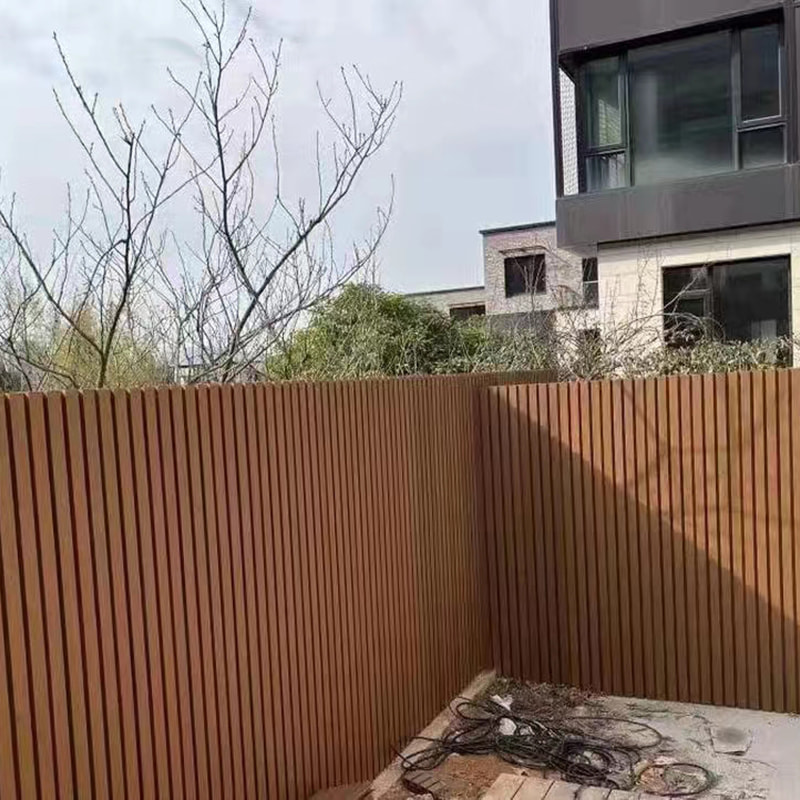 Współwytłaczany dekoracyjny ekran ogrodzeniowy Odporny na warunki atmosferyczne Kompozytowy Wpc Prywatność Ogrodzenie ogrodowe Odporny na słońce Odporny na zużycie Antytermit Łatwy w montażu
