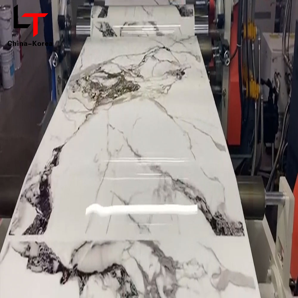 Metaliczna marmurowa złota folia PVC Folia dekoracyjna do przenoszenia ciepła Rolka tłoczona na gorąco do producenta folii próżniowej Laminowanie złotem